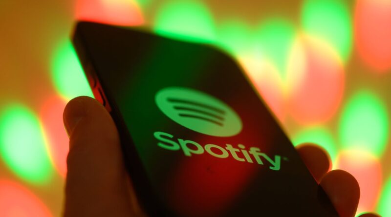 Spotify clôt des comptes d'activistes ayant récupéré 86 millions de fichiers musicaux.