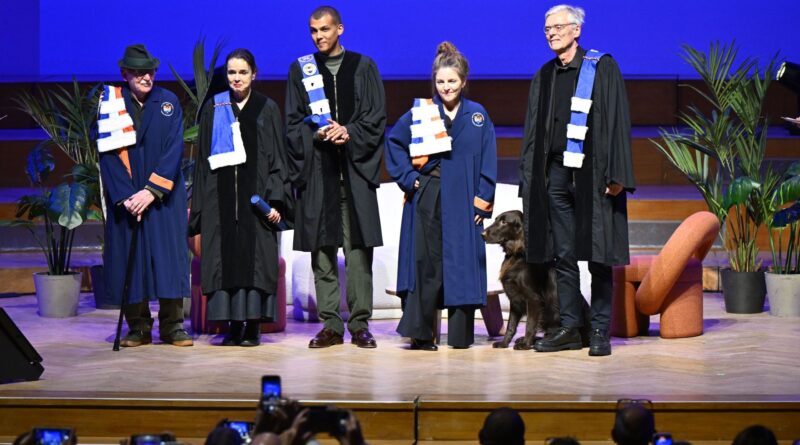 Stromae, Amélie Nothomb et d'autres reçoivent des doctorats Honoris Causa à l'ULB et la VUB.