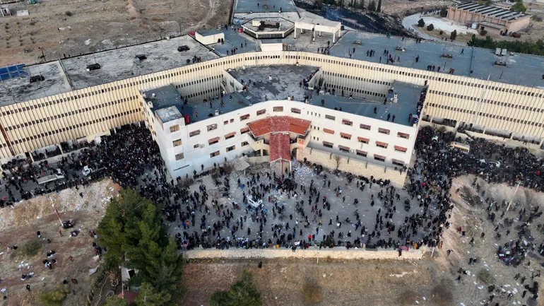 Rassemblement devant la prison de Saydnaya à Damas le 9 décembre 2024.