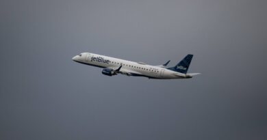 Un avion de ligne et un appareil militaire évitent une collision.