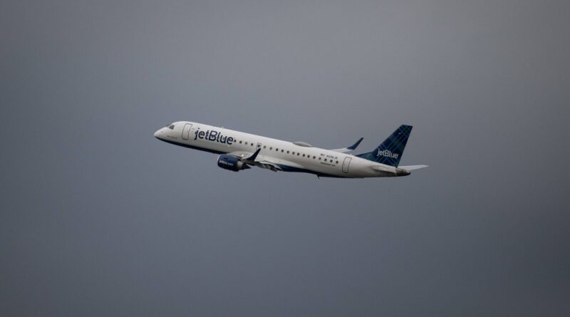 Un avion de ligne et un appareil militaire évitent une collision.