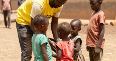 « Un bénévole en Afrique » : test de 5 IA, résultats inquiétants.