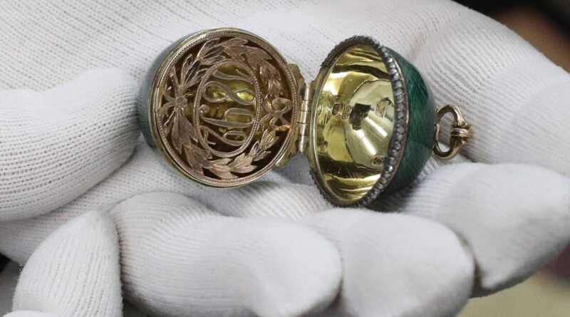 Un homme ne vole pas un œuf Fabergé de plus de 16.000 euros.