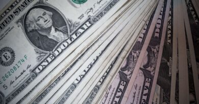 Un homme trouve un ticket abandonné et gagne un million de dollars.