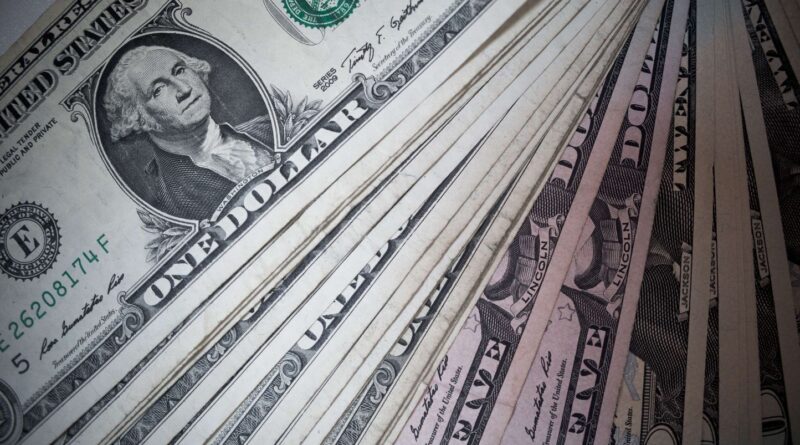 Un homme trouve un ticket abandonné et gagne un million de dollars.