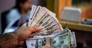 Un patron des États-Unis distribue 443.000 dollars à 539 employés.