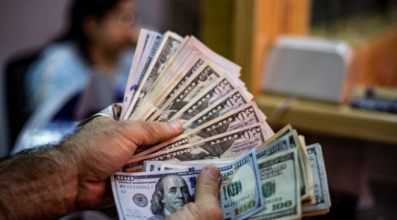 Un patron des États-Unis distribue 443.000 dollars à 539 employés.