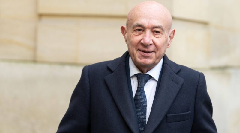 Un sénateur de 75 ans remporte le Prix 2025 d'humour politique.