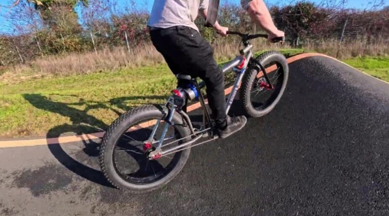 Un YouTubeur crée un vélo à suspension magnétique innovant.