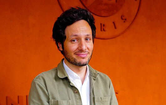 Vianney annonce une avancée dans son projet de cabane, malgré le retard.