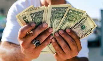 1,20 contre 1 : Chute du dollar face à l'euro, explications.