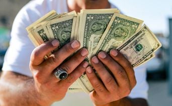 1,20 contre 1 : Chute du dollar face à l'euro, explications.