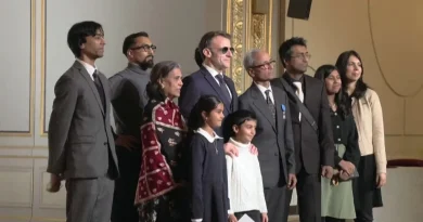 Ali Akbar, dernier vendeur de journaux à la criée, devient chevalier par Macron