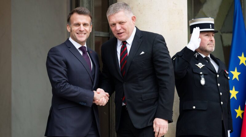 Alléluia ! Emmanuel Macron ne porte plus ses lunettes.