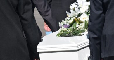 Allemagne : Elle découvre à l'enterrement de sa mère de 67 ans que ce n'est pas elle.
