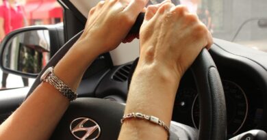 Angleterre : Un garçon de 12 ans conduit pour sauver sa mère.