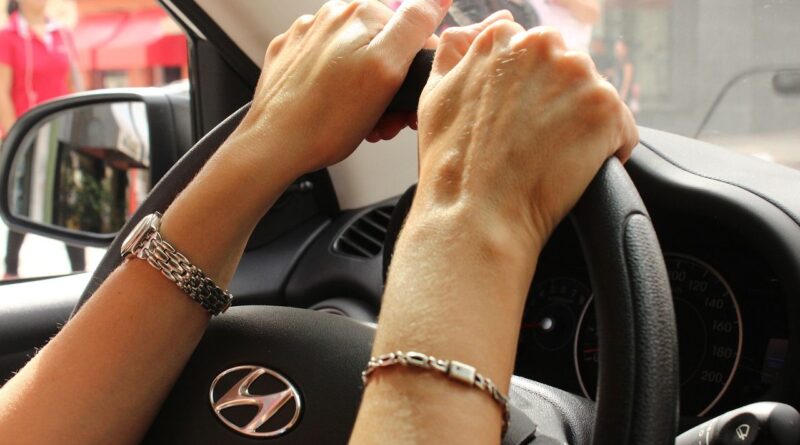 Angleterre : Un garçon de 12 ans conduit pour sauver sa mère.