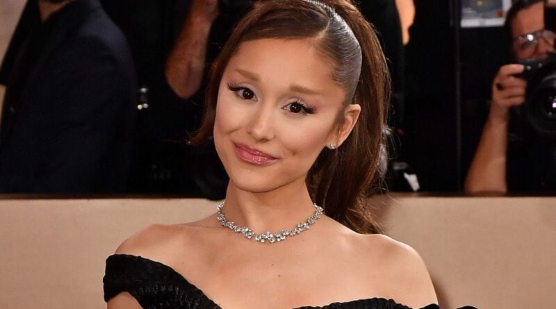 Ariana Grande réagit avec humour à une photo mal retouchée pour Vogue Japon.