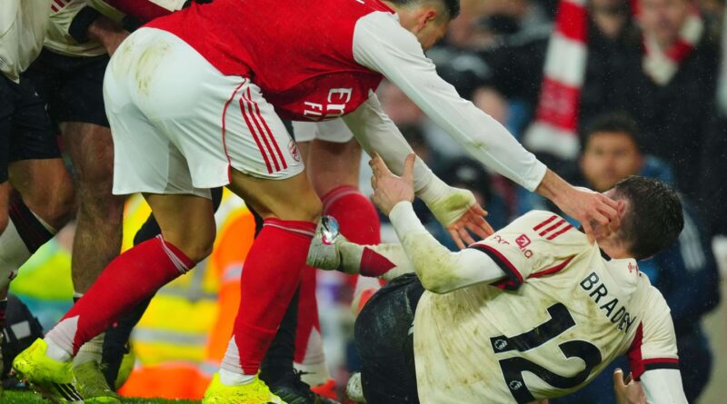 Arsenal - Liverpool : Martinelli choque l'Angleterre avec son geste sur Bradley, blessé au genou