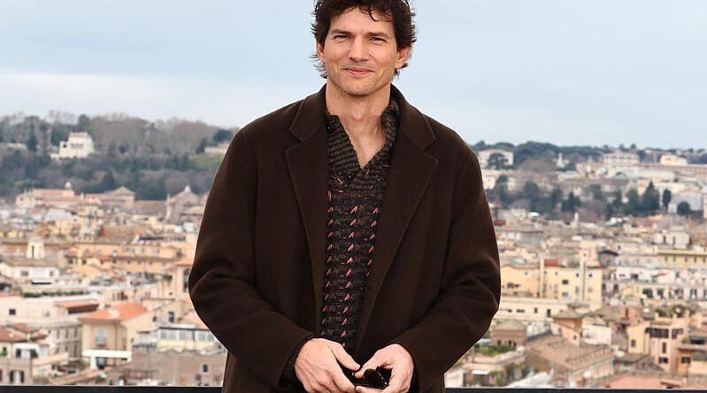 Ashton Kutcher aurait été « viré » d’un défilé Gucci pour être « trop gros »