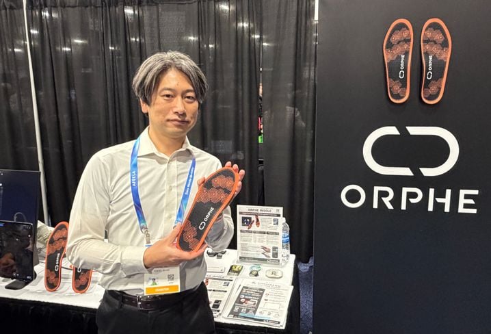 Hironao Sizuki, directeur opérationnel d'Orphee, a dévoilé une semelle connectée qui analyse la marche en temps réel afin d’aider les professionnels de santé à prévenir les chutes et détecter les troubles locomoteurs.