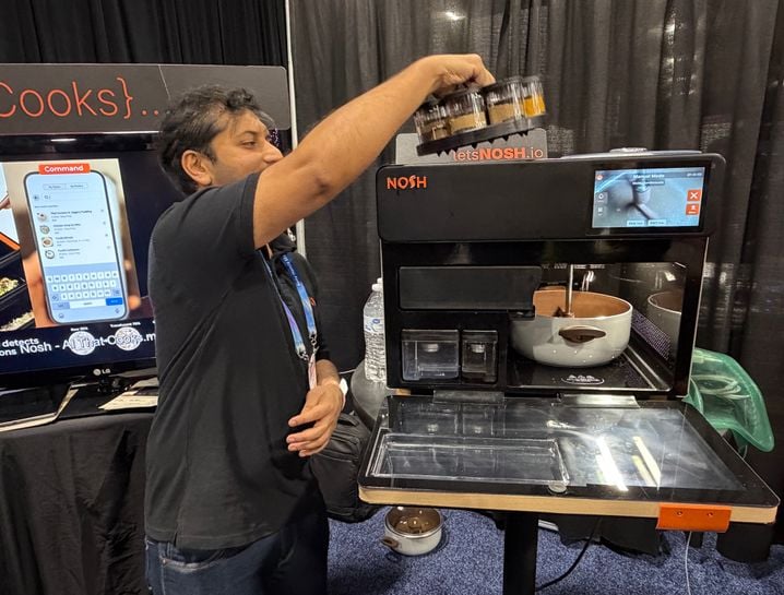 La start-up Nosh mise sur l’intelligence artificielle pour simplifier la gestion des placards et limiter le gaspillage alimentaire sans ajouter de nouveaux appareils. A date, 750 familles l'utilisent en test avant une commercialisation dans le courant de l'année.