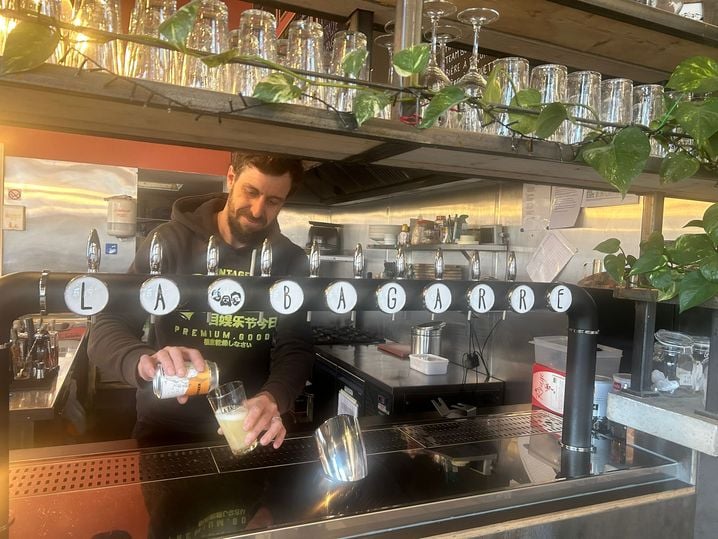 Matthieu Allain, cofondateur de la brasserie"La Bagarre", servant une bière à moins de 3 degrés. Oui, ça existe, même en Belgique !