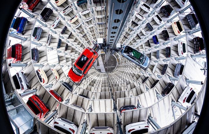 Le Tiguan, ici en rouge dans l'un des deux parkings de Volkswagen Autostadt, a été la voiture hybride rechargeable la plus vendue en France en 2025.