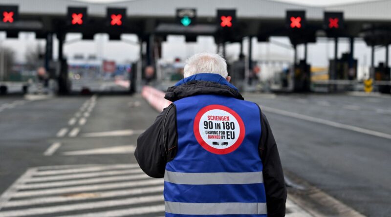 Balkans : les routiers ne lèvent pas les blocages aux frontières de l'UE