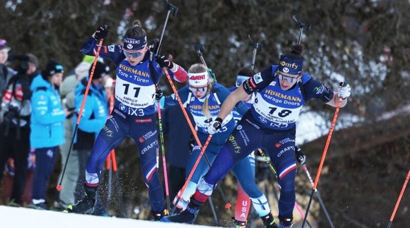 Biathlon en direct : Julia Simon et Lou Jeanmonnot poursuivent les nordiques.
