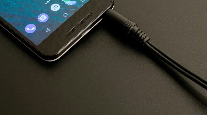 Brésil : Une adolescente de 15 ans meurt électrocutée en utilisant son téléphone en charge