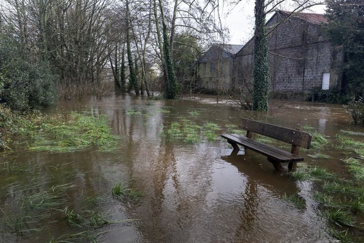 Cette photographie montre une zone inondée en raison de fortes pluies, à Quimper, dans l'ouest de la France, le 21 janvier 2026.
