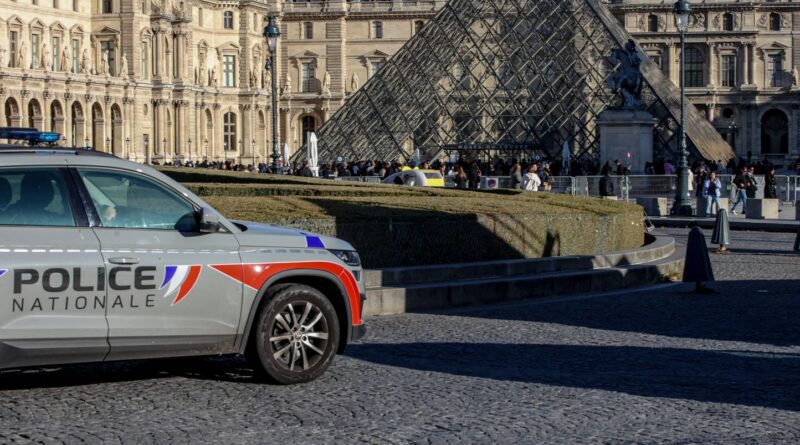 Cambriolage du Louvre : Les voleurs dérobent des bijoux en images.