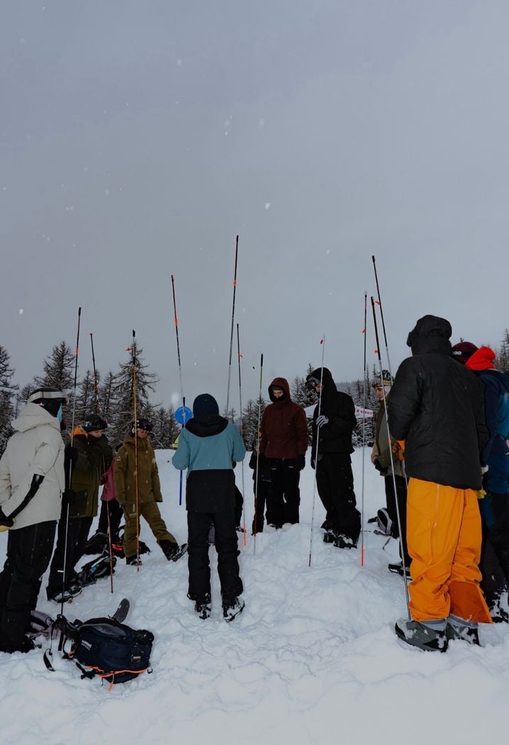 Différents ateliers étaient proposés, de l'utilisation des sondes à la lecture de bulletins d'avalanche.