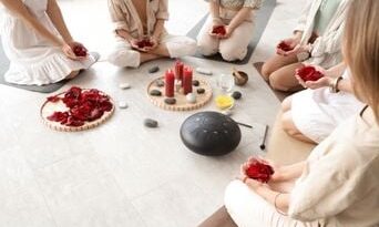 Cercles de Lune et utérus magique : le féminin sacré en danger.