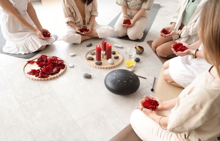 De nombreuses femmes cherchent un soutien, une sororité, dans les pratiques liées au féminin sacré.