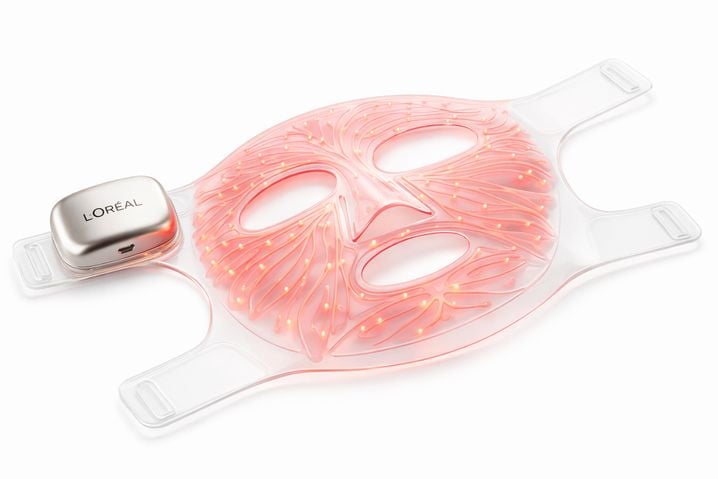 Souple, ultra-fin et développé avec iSmart, le LED Face Mask diffuse une lumière rouge (630 nm) et proche infrarouge (830 nm) pour agir sur les signes visibles de l’âge et améliorer l’aspect global de la peau.