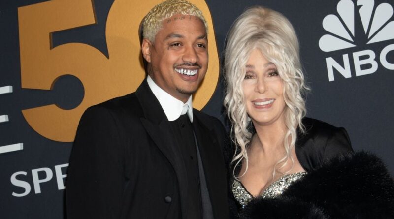 Cher pense que l'arrivée de son compagnon est un rituel magique.