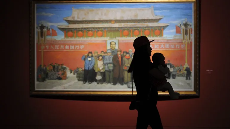 Une femme portant un bébé visite une exposition au Musée national d’art de Chine à Pékin, le 5 avril 2016.