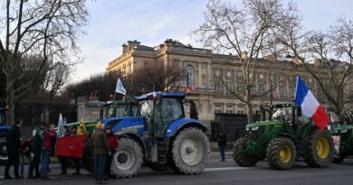 Colère des agriculteurs : le barrage de l'A64 levé, pas de vache au salon de l'Agriculture.
