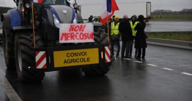 Colère des agriculteurs : les premiers convois de tracteurs arrivent à Paris