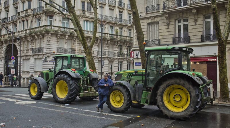 Colère des agriculteurs : Plusieurs centaines de tracteurs à Paris mardi matin.