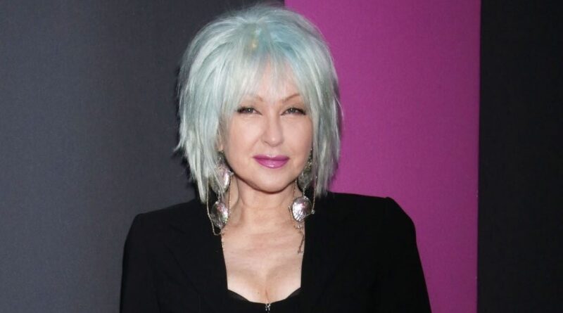 Cyndi Lauper vide son dressing pour soutenir les droits des femmes.