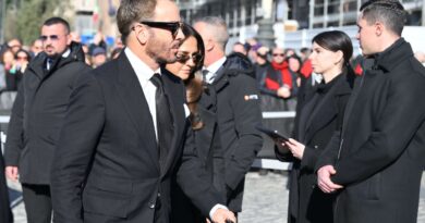 Dernier hommage au couturier Valentino lors d'un défilé de stars