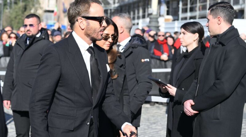 Dernier hommage au couturier Valentino lors d'un défilé de stars