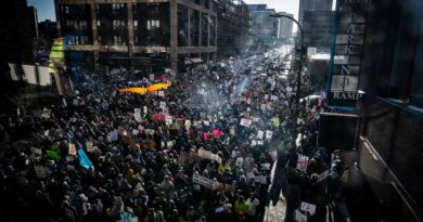 Des milliers d'Américains défilent à Minneapolis contre la politique migratoire de Trump.