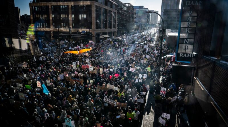 Des milliers d'Américains défilent à Minneapolis contre la politique migratoire de Trump.