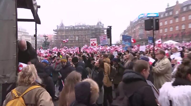 "Des milliers de manifestants à Nuuk et Copenhague : le Groenland n'est pas à vendre"
