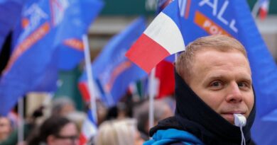 Des milliers de manifestants dénoncent le manque de moyens policiers.