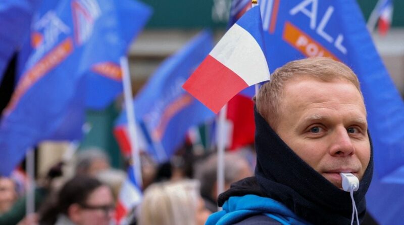 Des milliers de manifestants dénoncent le manque de moyens policiers.